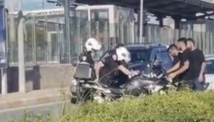 İzmit’te polis motosikleti yola devrildi: Facia kıl payı önlendi!