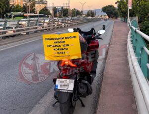 İzmit’te trafikte tebessüm ettiren doğum günü kutlaması!