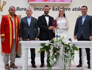 Kocaeli Emniyetinde Duygu Dolu Nikâh: Beyza ve Ömer Dünyaevine Girdi