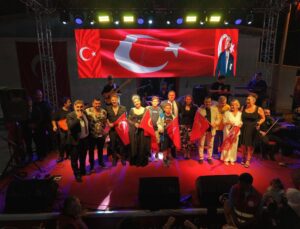 Lalapaşa’da 90’ların yıldızları sahne aldı