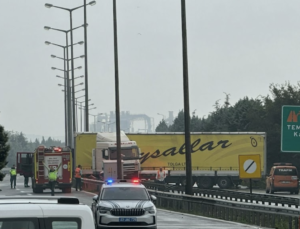 Makaslayan TIR TEM Otoyolu’nu Kapattı