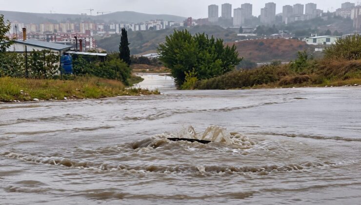 Sağanak sonrası Çayırova’da yol adeta göle döndü