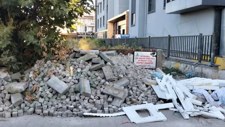 Tabela koymak yetmiyor: Kaldırım taşları haftalardır yolda