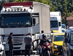 izmitte trafiği kilitleyen kaza: kamyonet otomobile çarptı