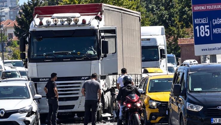 izmitte trafiği kilitleyen kaza: kamyonet otomobile çarptı