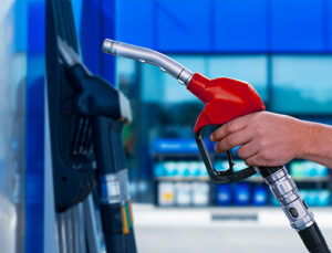 Akaryakıtta Büyük Fark: Benzine İndirim, Motorine Rekor Zam!
