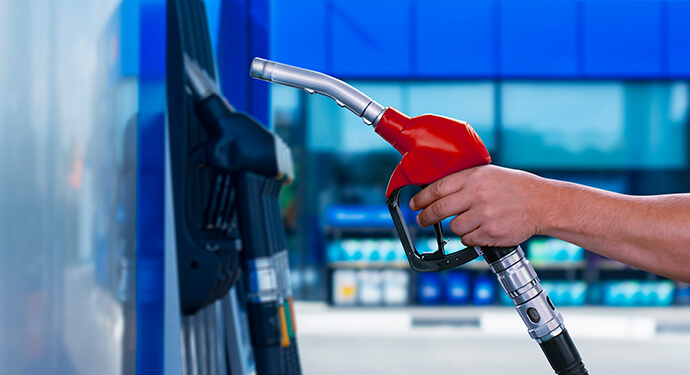Akaryakıtta Büyük Fark: Benzine İndirim, Motorine Rekor Zam!