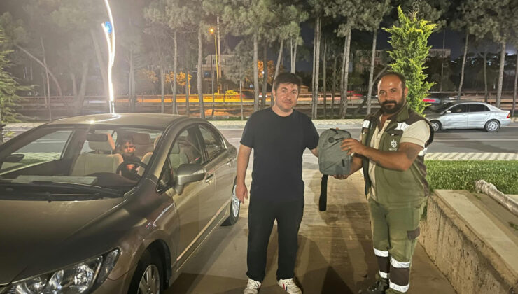 Büyükşehir personeli bulduğu 400 bin liralık bilezikleri sahibine ulaştırdı