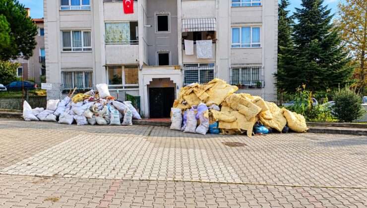 Çatı tamiri sonrası atıklar ortada kaldı