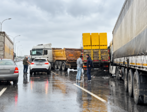 Çayırova Otobanı’nda Tır Kazası: Trafik Kilitlendi!