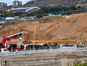 Çayırova’da devrilen damper yolu trafiğe kapattı