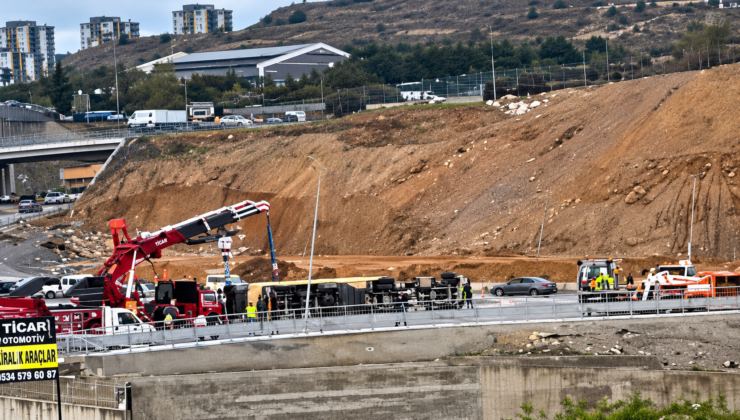 Çayırova’da devrilen damper yolu trafiğe kapattı