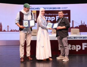 Gamze Özçelik ve Reshad Strik Kocaeli Kitap Fuarı’nda Konuştu: “Geleceği İyilikle İnşa Etmek”