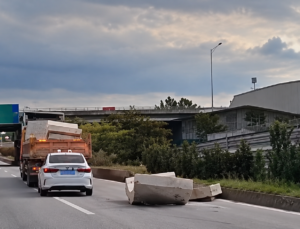 Gebze’de Facianın Eşiğinden Dönüldü! TIR’dan Düşen Beton Blok Araca Çarptı