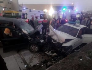 Gebze’de İki Otomobil Çarpıştı: 1’i Ağır, 4 Yaralı