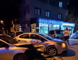 Gebze’de gece yarısı kaza: Arifoğlu Caddesi’nde iki araç çarpıştı!