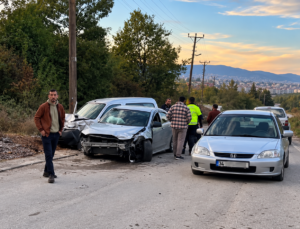 Gölcük Hisareyn’de İki Araç Çarpıştı