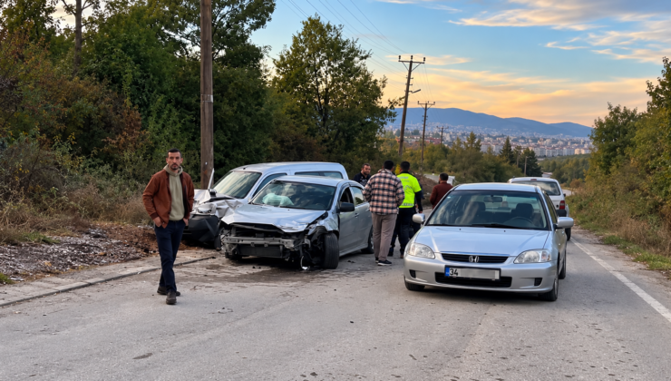 Gölcük Hisareyn’de İki Araç Çarpıştı