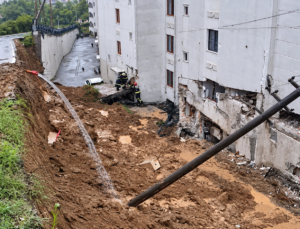 Gölcük Topçular’da İstinat Duvarı Çöktü: Otomobil Enkaz Altında Kaldı