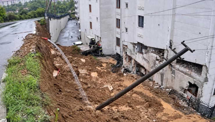 Gölcük Topçular’da İstinat Duvarı Çöktü: Otomobil Enkaz Altında Kaldı