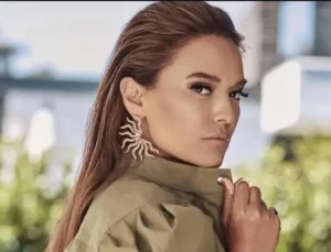 Gölcüklü Demet Akalın’dan 400 kız öğrenciye destek