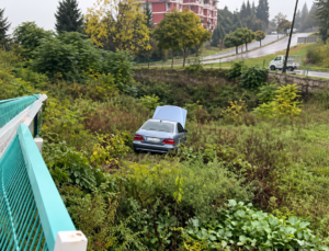 Gölcük’te Korkutan Kaza: Otomobil Bariyerleri Aşıp Otluk Alana Uçtu!