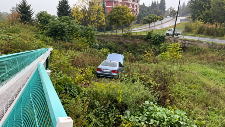 Gölcük’te Korkutan Kaza: Otomobil Bariyerleri Aşıp Otluk Alana Uçtu!
