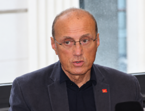 Hurşit Güneş’ten CHP’de istifa edenlere mesaj: “Benim koltuğum da gitti ama istifa etmedim”