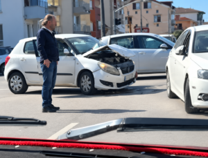 İzmit Alikahya’da korkutan kaza: İki otomobil çarpıştı