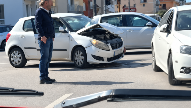 İzmit Alikahya’da korkutan kaza: İki otomobil çarpıştı