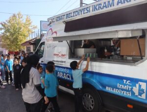 İzmit Belediyesi’nden 4 Okulda Öğrencilere Beslenme Desteği sürüyor