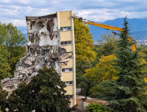 İzmit SEKA Devlet Hastanesi’nde Eski Binanın Yıkımı Devam Ediyor