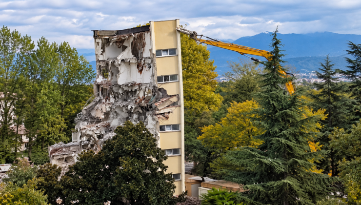 İzmit SEKA Devlet Hastanesi’nde Eski Binanın Yıkımı Devam Ediyor