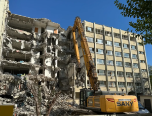 İzmit’te 48 Yıllık Hastane Binasının Yıkımına Başlandı