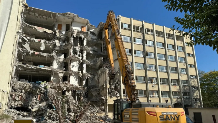 İzmit’te 48 Yıllık Hastane Binasının Yıkımına Başlandı