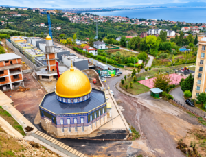 Karamürsel’de Aksa Camii için Büyükşehir’den dev destek: 30 bin tuğla sağladı