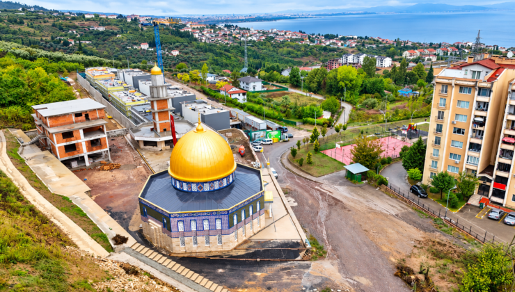 Karamürsel’de Aksa Camii için Büyükşehir’den dev destek: 30 bin tuğla sağladı