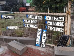 Kocaeli’de Örnek Davranış: Selde Düşen Plakaları Sahipleri İçin Topladı