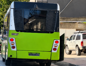 Kocaeli’de pes dedirten görüntü: Kapağı açık otobüs trafikte ilerledi