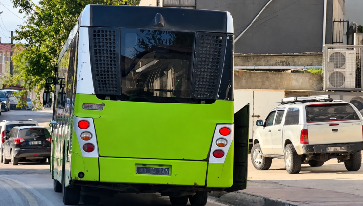 Kocaeli’de pes dedirten görüntü: Kapağı açık otobüs trafikte ilerledi