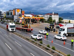 Körfez D-100’de kaza: TIR ile otomobil çarpıştı!