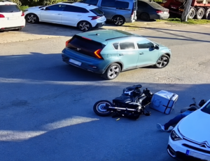 Otomobil motosiklete çarptı: İzmit’te korkutan kaza!
