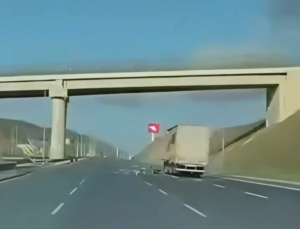 Otoyolda faciadan dönüldü! Tıra çarpma anı kamerada
