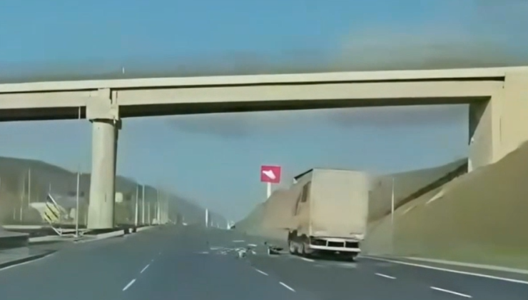 Otoyolda faciadan dönüldü! Tıra çarpma anı kamerada