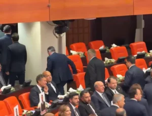 Özgür Özel ve YENİ Parti Grubu Meclis Salonu’nu Terk Etti