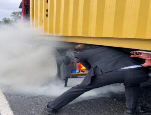 TIR’ın lastiklerinde çıkan yangına ilk müdahaleyi ilçe başkanı yaptı