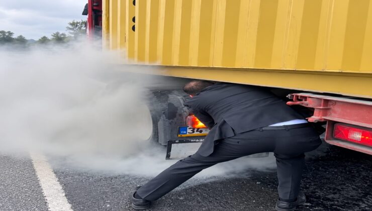 TIR’ın lastiklerinde çıkan yangına ilk müdahaleyi ilçe başkanı yaptı